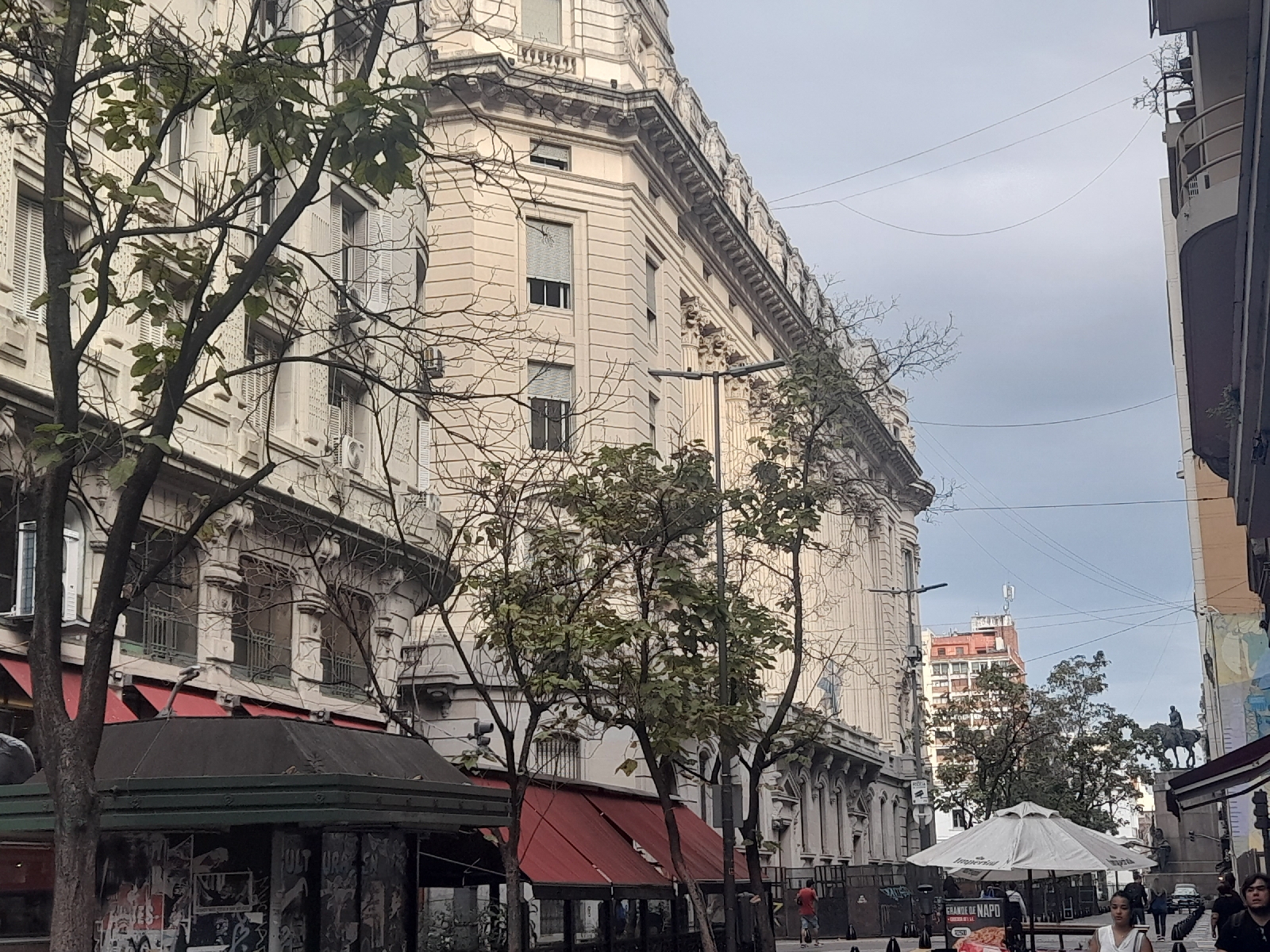 CABA: la crisis económica golpea a los restaurantes y modifica costumbres
