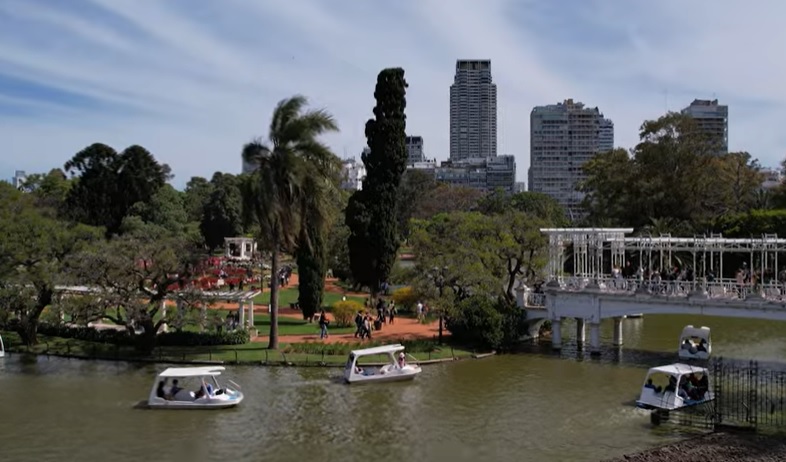 ¿Cuál es la historia del Puente Helénico del Rosedal?