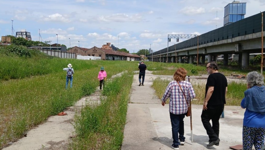 Organizados por el bosque urbano: promotores del Parque del Maldonado realizan recorrido por el playón ferroviario